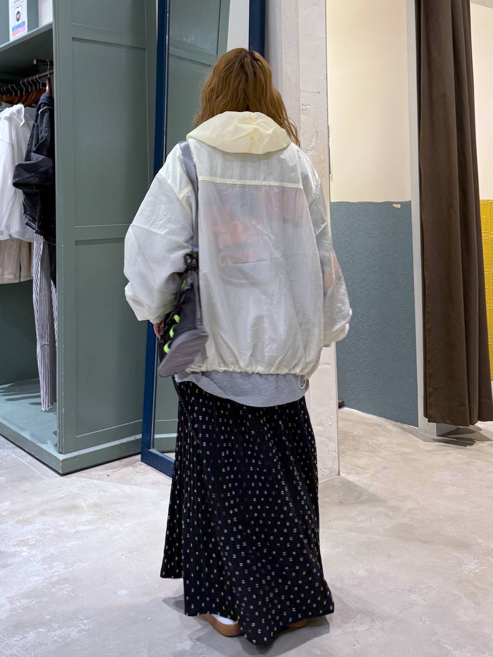 ブラック系のスカートを着用したレディースの冬コーディネートの4枚目の写真