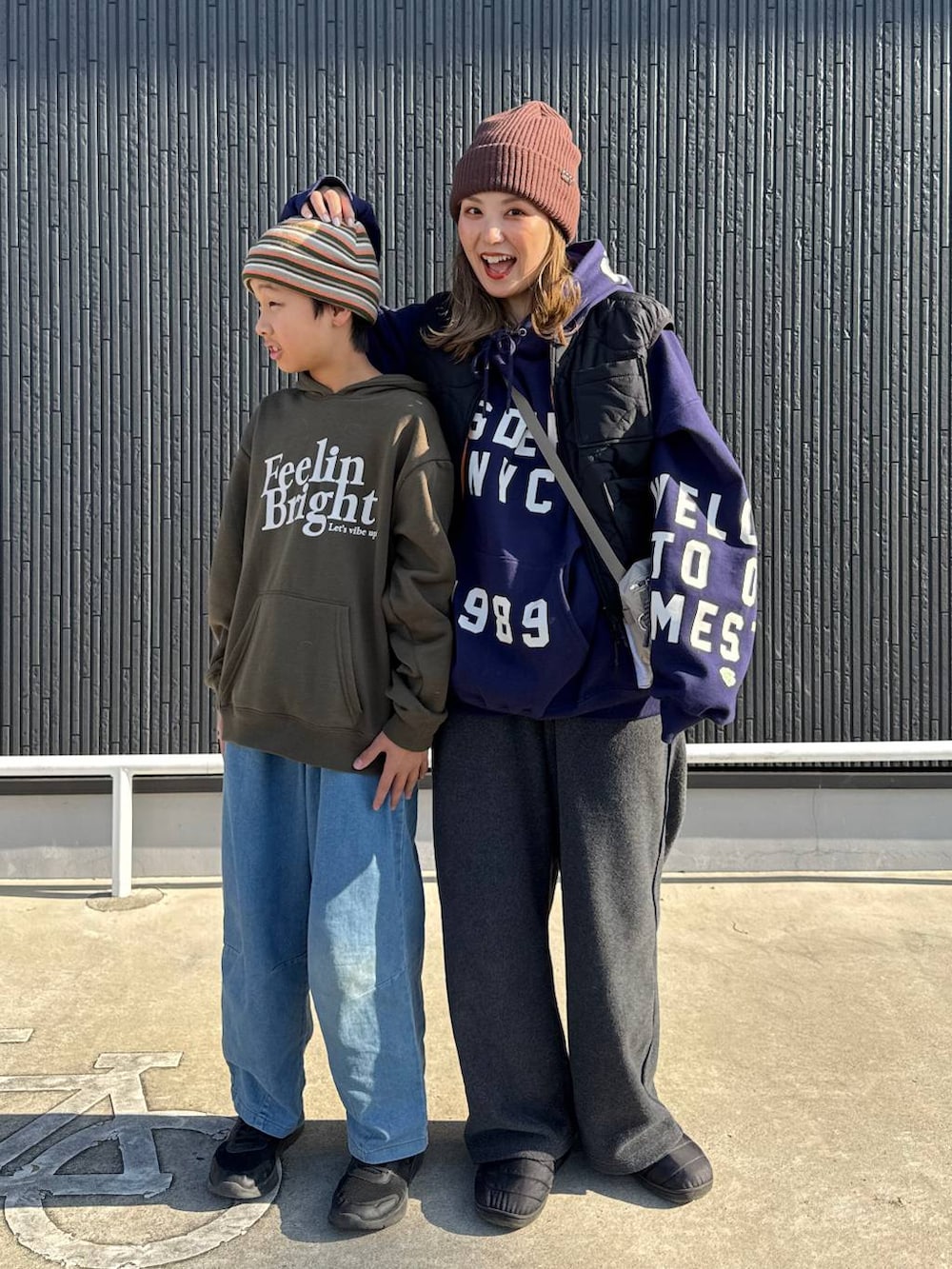 ブラック系のベスト、グレー系のその他パンツ、ブルー系のパーカーを着用したレディースの秋コーディネートの2枚目の写真