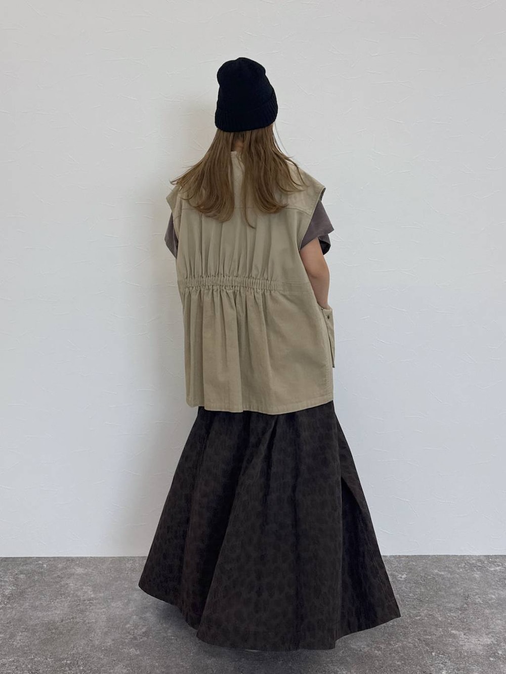 その他のスカート、ブラック系のスニーカー、ブラウン系のTシャツ/カットソーを着用したレディースの夏コーディネートの3枚目の写真