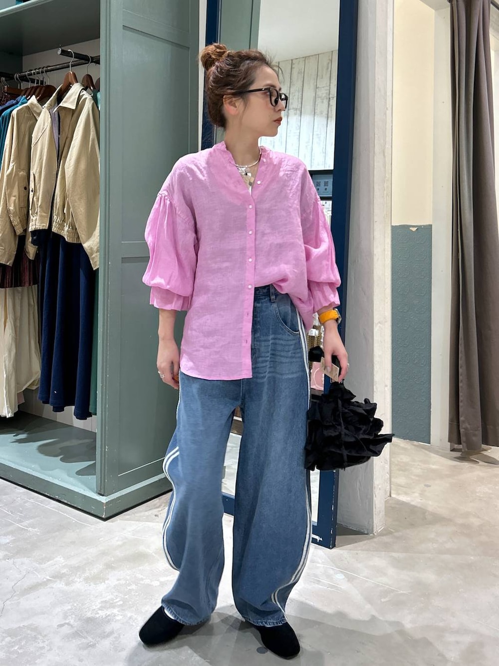 ブラック系のショルダーバッグ、ブラック系のパンプス、ピンク系のシャツ/ブラウスを着用したレディースの春コーディネートの3枚目の写真