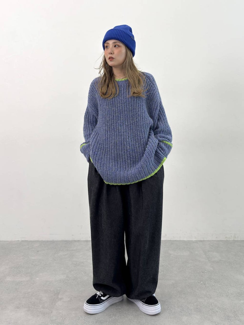 ブラック系のその他パンツ、ブルー系のニット/セーターを着用したレディースの秋コーディネートの4枚目の写真