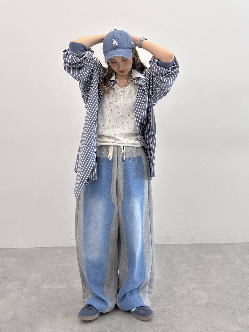 ホワイト系のタンクトップ、グレー系のデニムパンツ、ブルー系のシャツ/ブラウスを着用したレディースの夏コーディネートの5枚目の写真