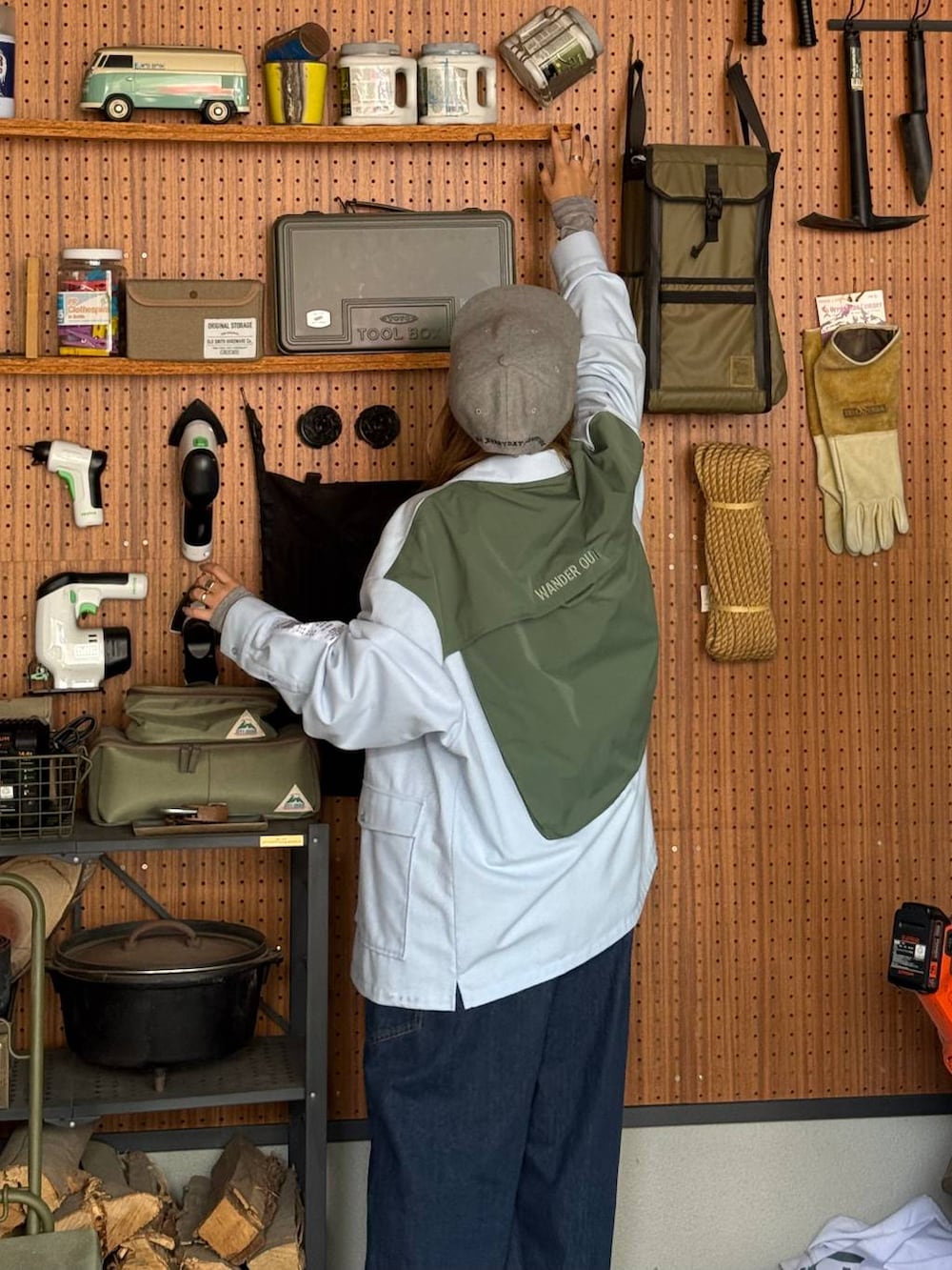 グレー系のTシャツ/カットソーを着用したレディースの秋コーディネートの5枚目の写真