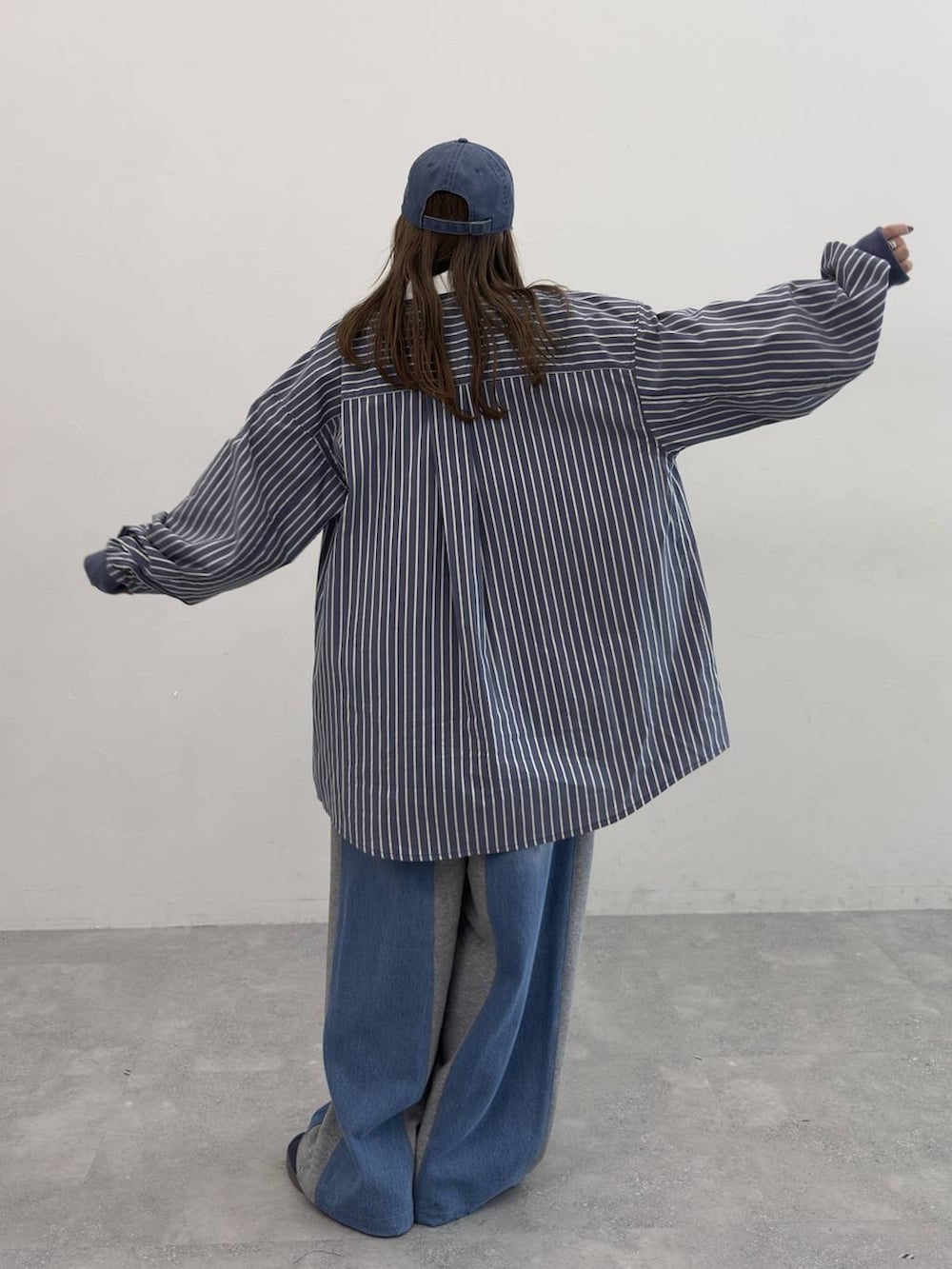 ホワイト系のタンクトップ、グレー系のデニムパンツ、ブルー系のシャツ/ブラウスを着用したレディースの夏コーディネートの6枚目の写真