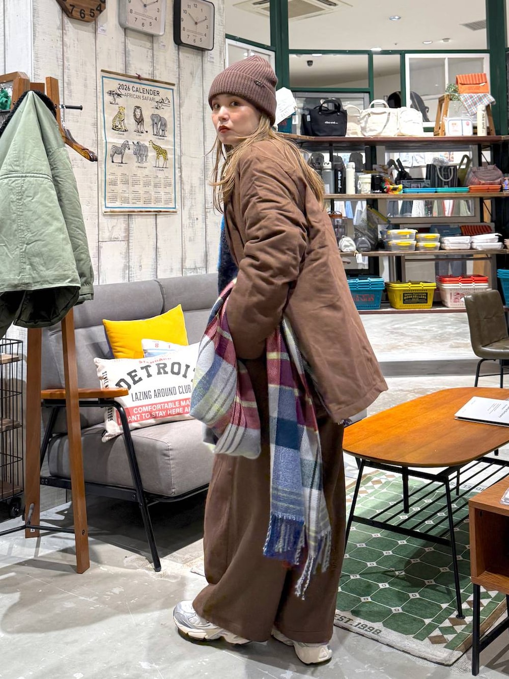 ブラウン系のその他パンツ、ブラウン系のテーラードジャケットを着用したレディースの秋コーディネートの4枚目の写真