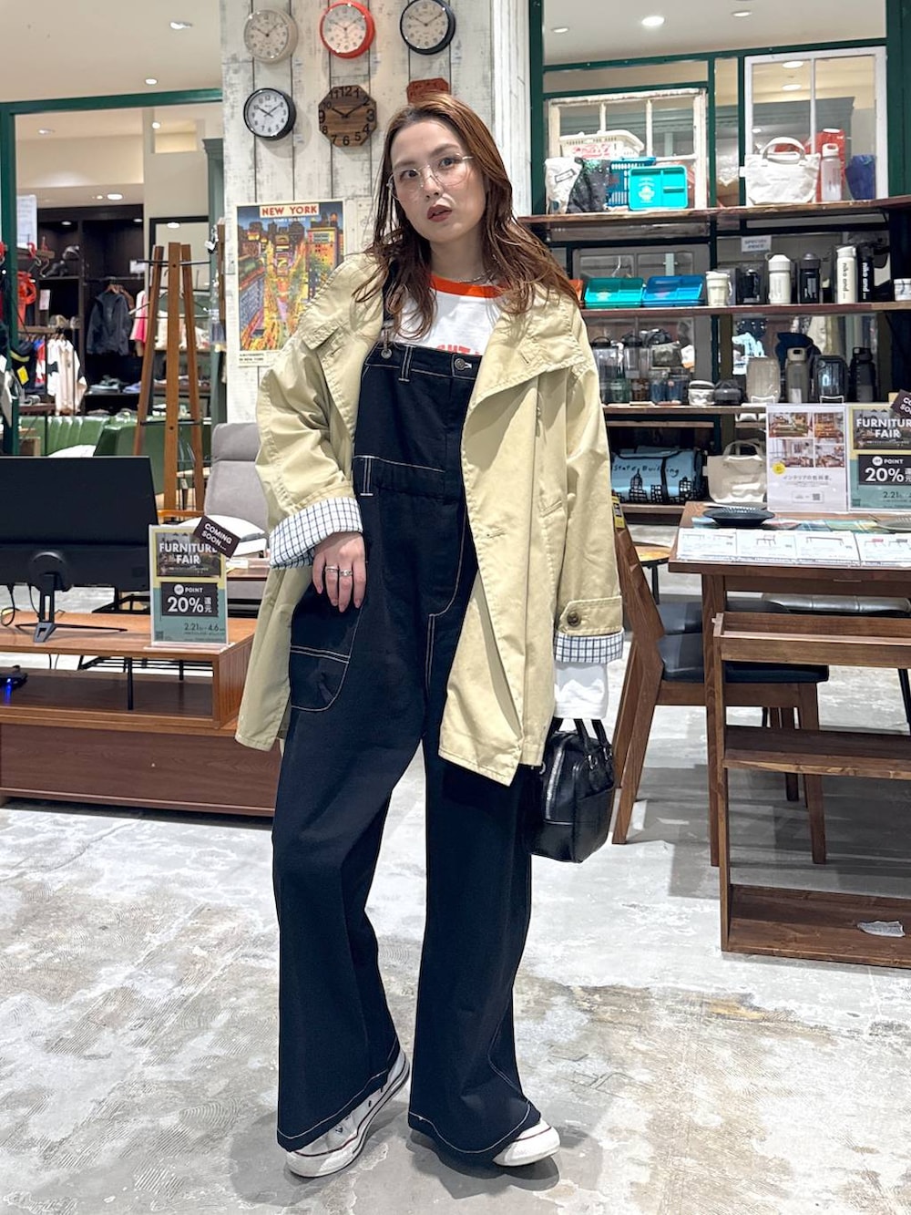 ベージュ系のトレンチコート、ブラック系のボストンバッグを着用したレディースの冬コーディネートの2枚目の写真