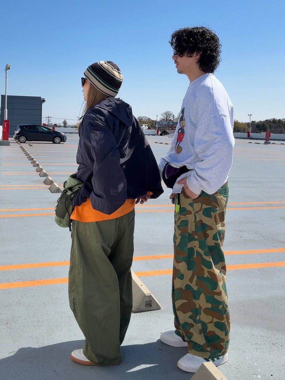 パープル系のボディバッグ/ウエストポーチ、グレー系のスウェットを着用したレディースの春コーディネートの3枚目の写真