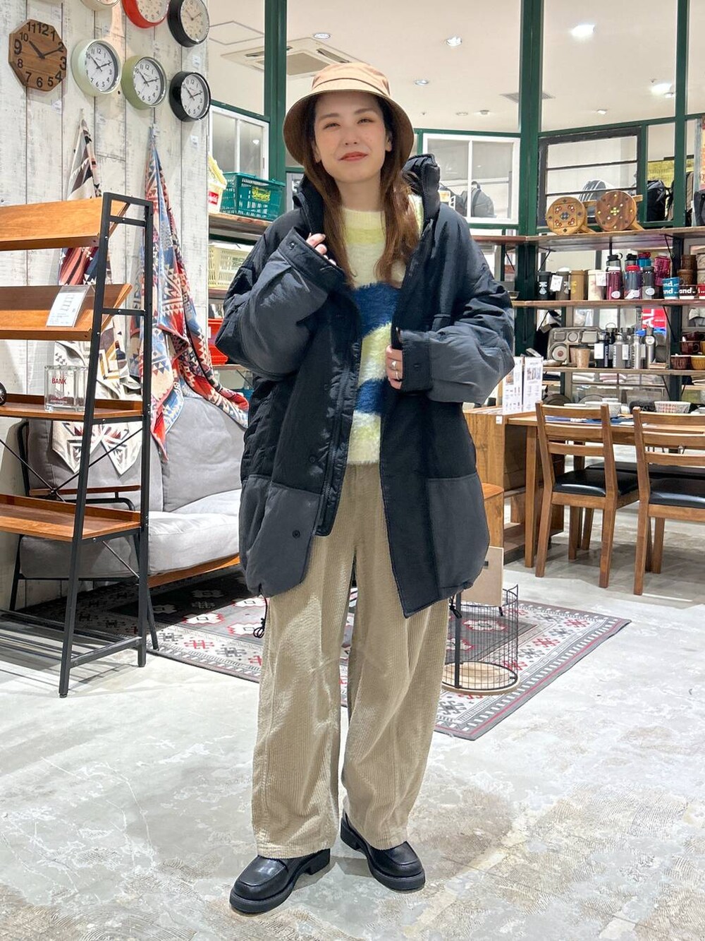 ブラック系のローファー、その他のブルゾン、イエロー系のその他パンツを着用したレディースの冬コーディネートの2枚目の写真