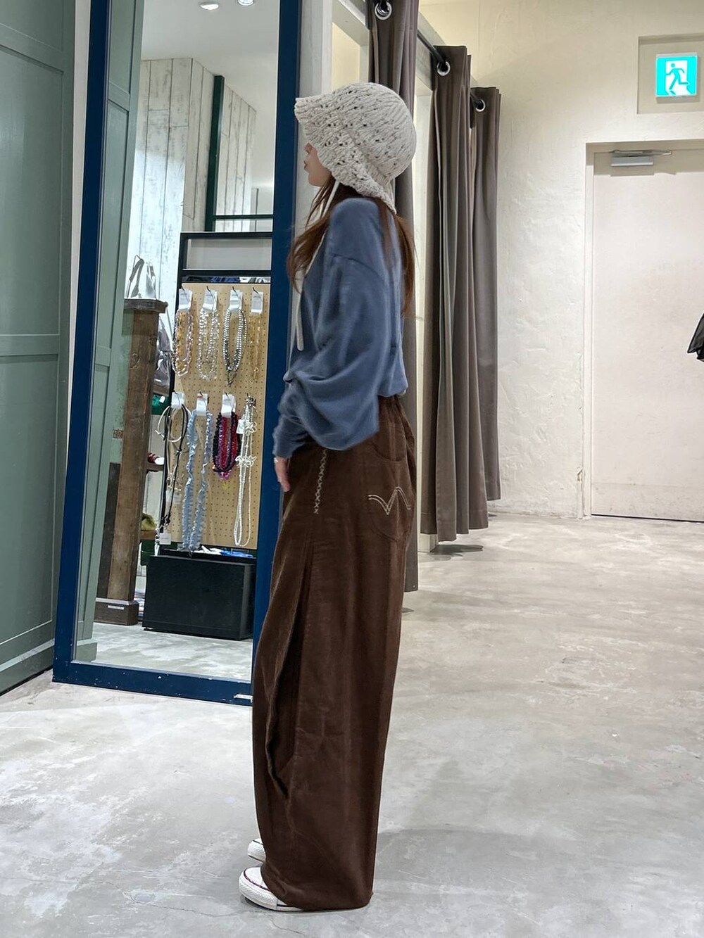 ブルー系のTシャツ/カットソー、ホワイト系のハットを着用したレディースの夏コーディネートの3枚目の写真