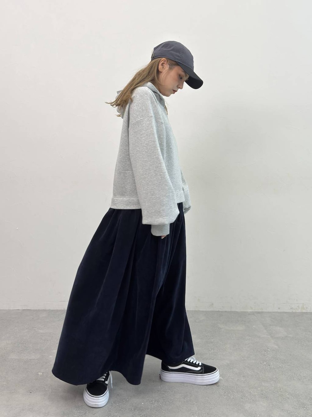 「カジュアル、ベーシック/シンプル、オーバーサイズ、ママコーデ、体型カバー、niko and ...」｜「niko and...の【MODE NORM CORE】フーディドッキングワンピース（ワンピース、グレー系）」を使った、tera38さん（レディース・155cm）の秋コーディネートの3枚目の写真