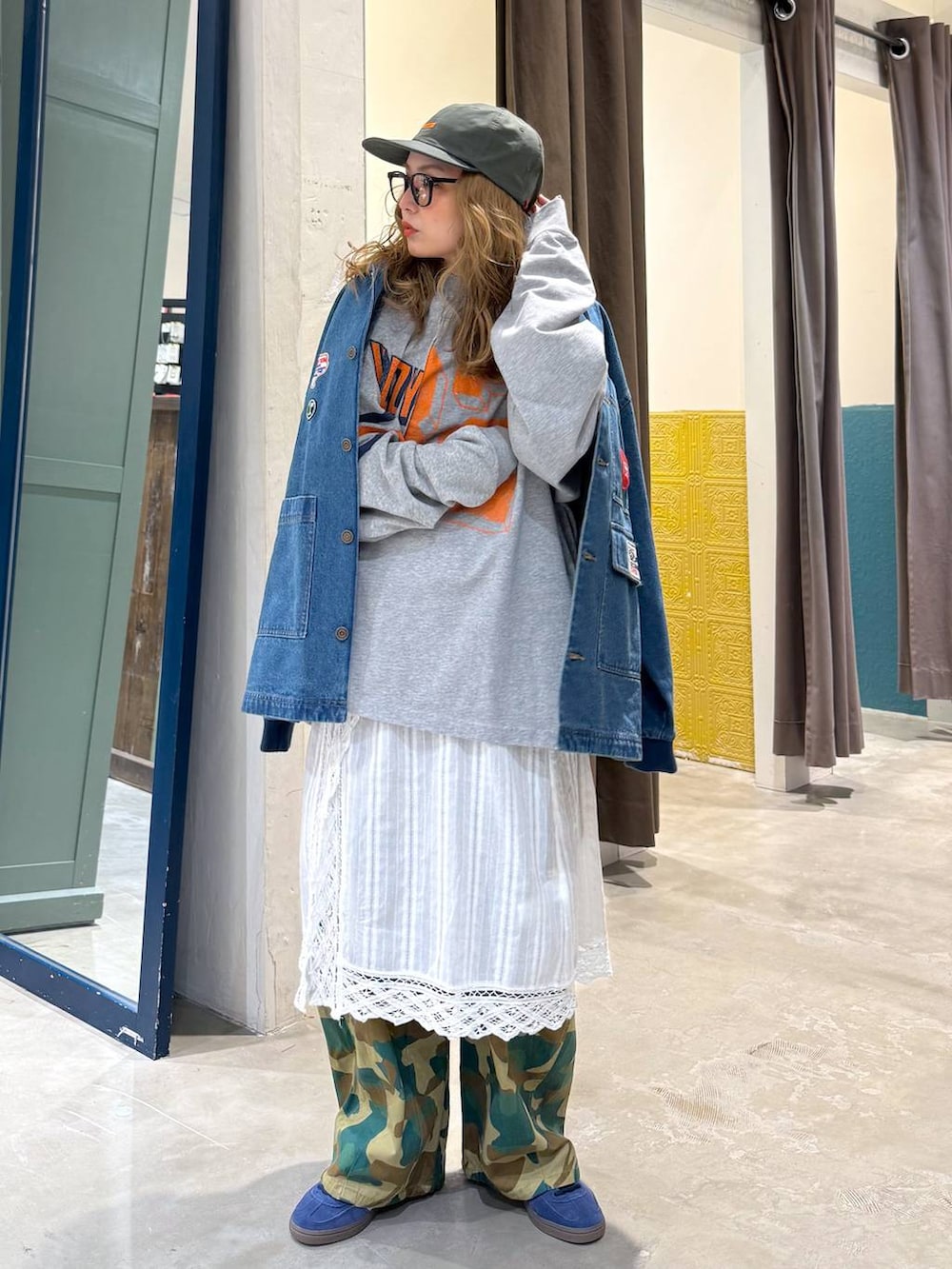 ホワイト系のスカート、グリーン系のキャップを着用したレディースの冬コーディネートの4枚目の写真