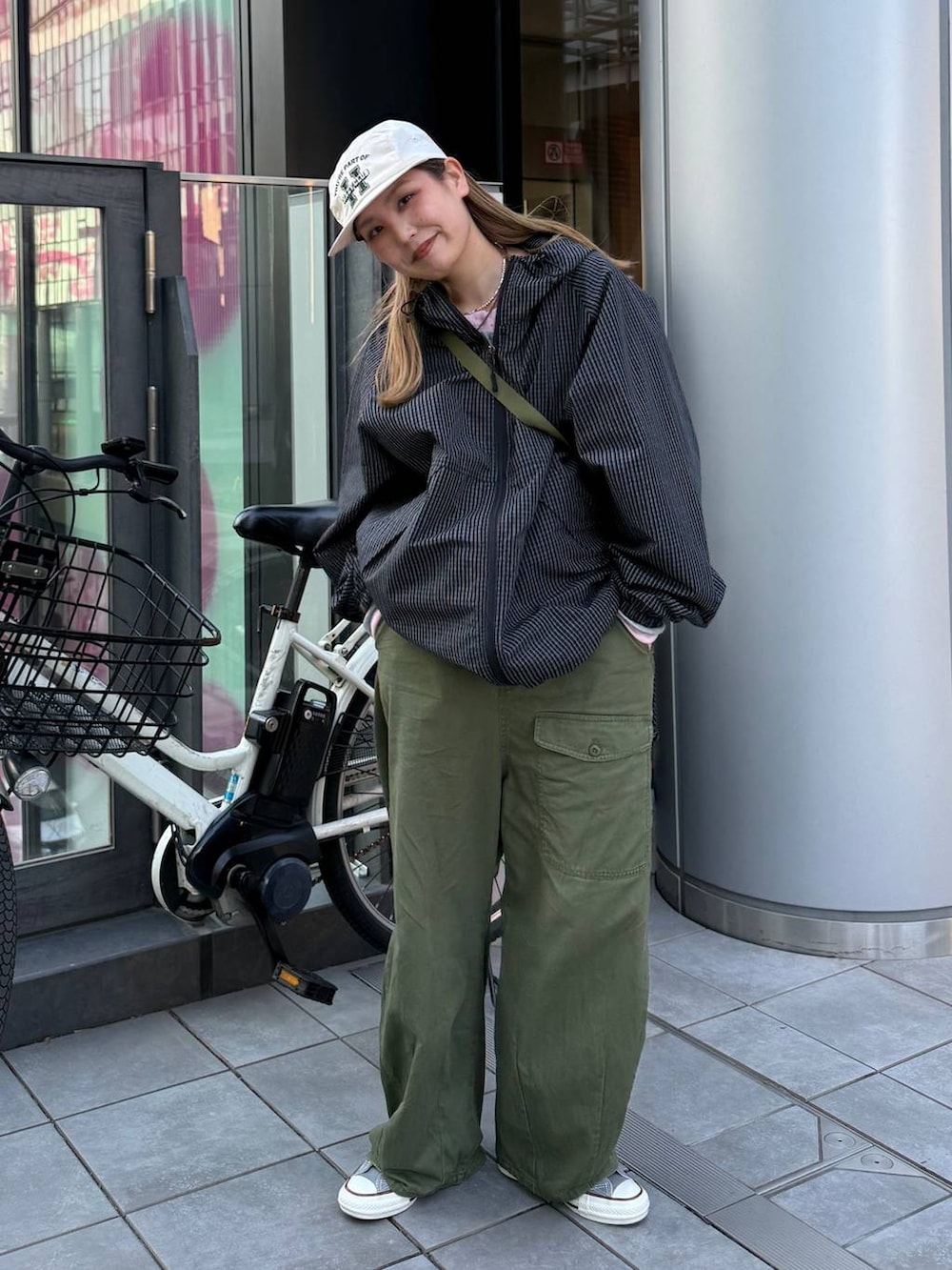 グレー系のTシャツ/カットソー、ブラック系のブルゾンを着用したレディースの冬コーディネートの2枚目の写真