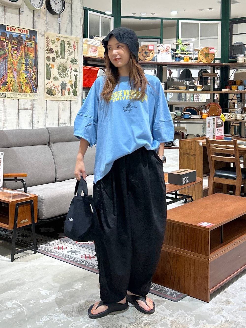 ブラック系のその他パンツ、ブラック系のトートバッグ、ブラック系のサンダルを着用したレディースの夏コーディネートの2枚目の写真