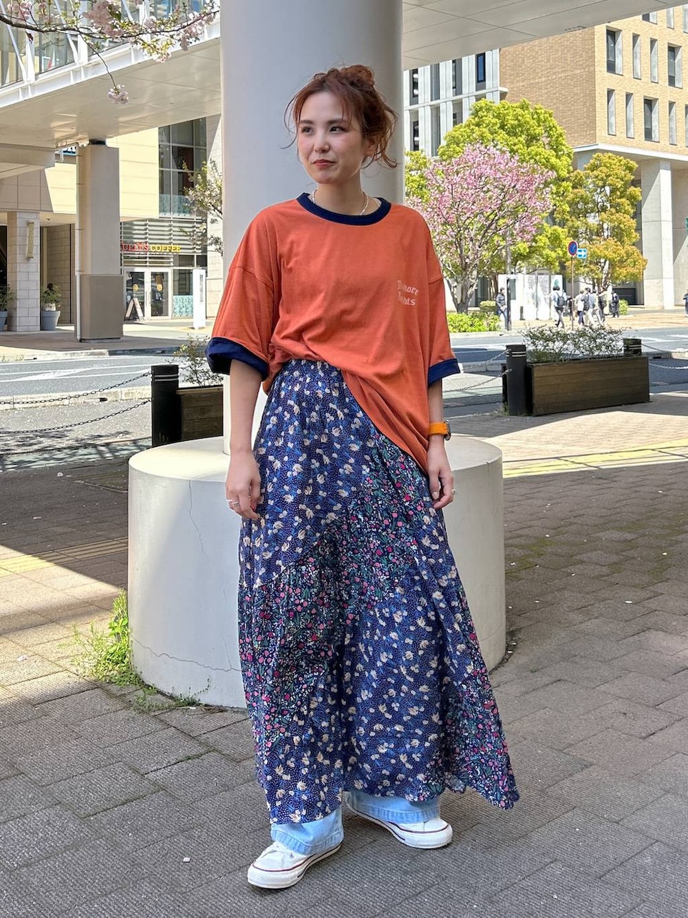 ブルー系のスカート、ブラック系のデニムパンツ、ブラック系のシャツ/ブラウスを着用したレディースの春コーディネートの2枚目の写真