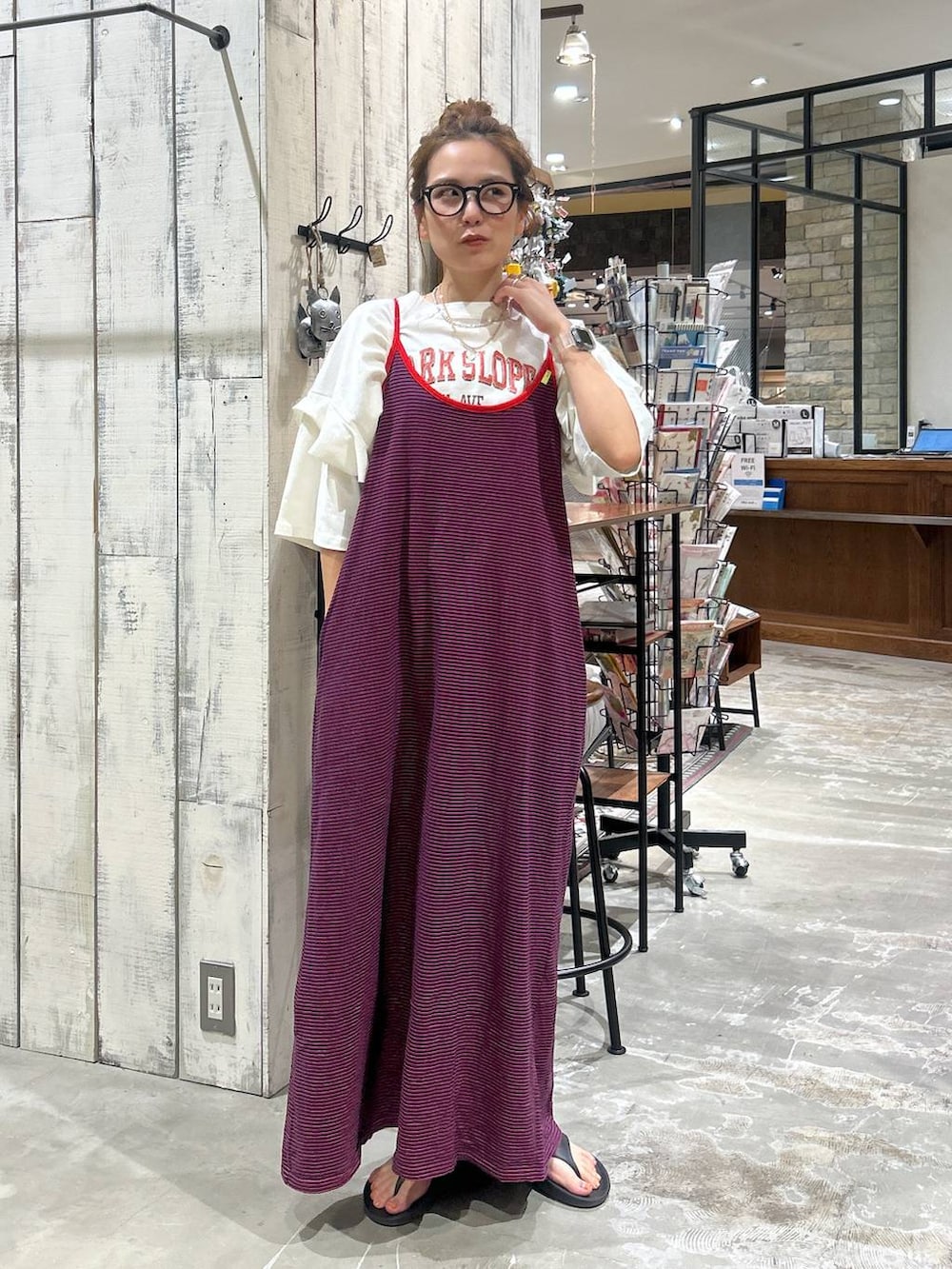 ブラック系のサンダル、ホワイト系のTシャツ/カットソーを着用したレディースの夏コーディネートの2枚目の写真