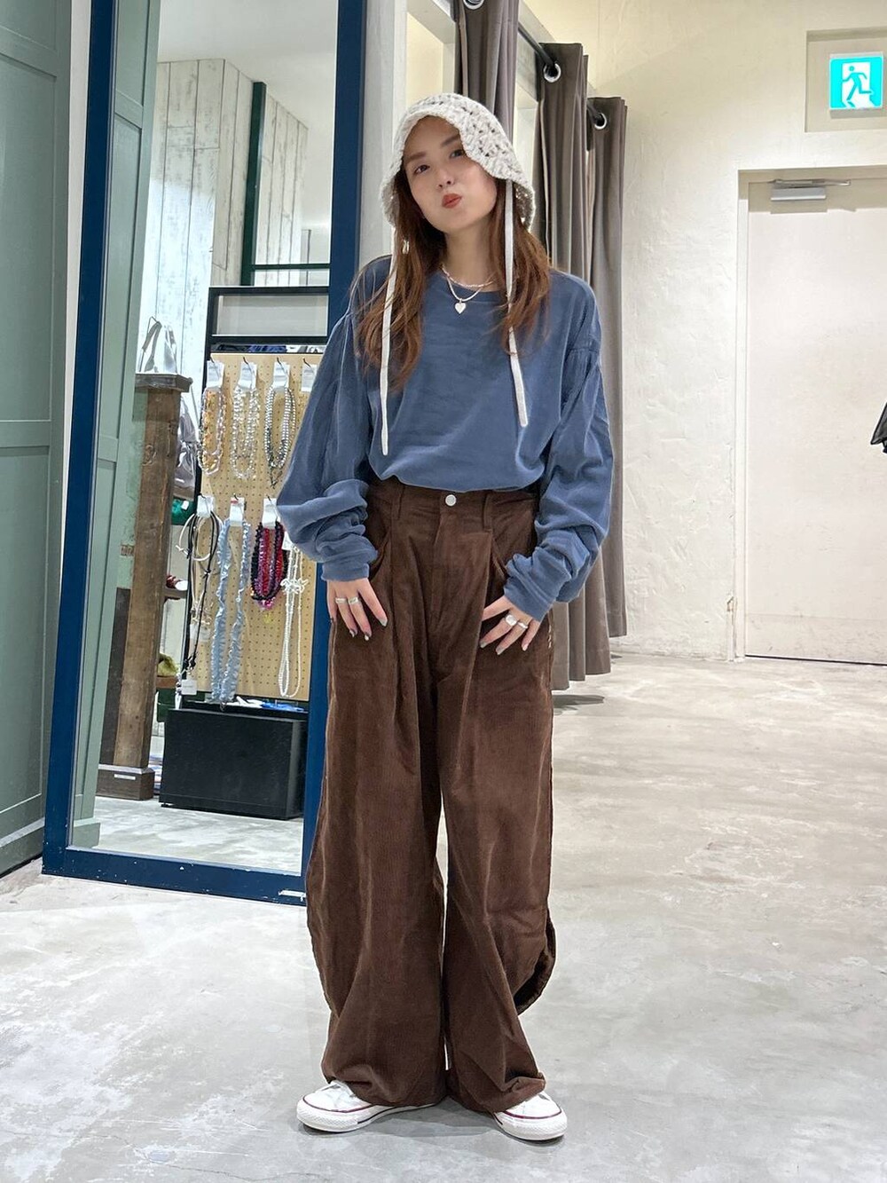 ブルー系のTシャツ/カットソー、ホワイト系のハットを着用したレディースの夏コーディネートの2枚目の写真