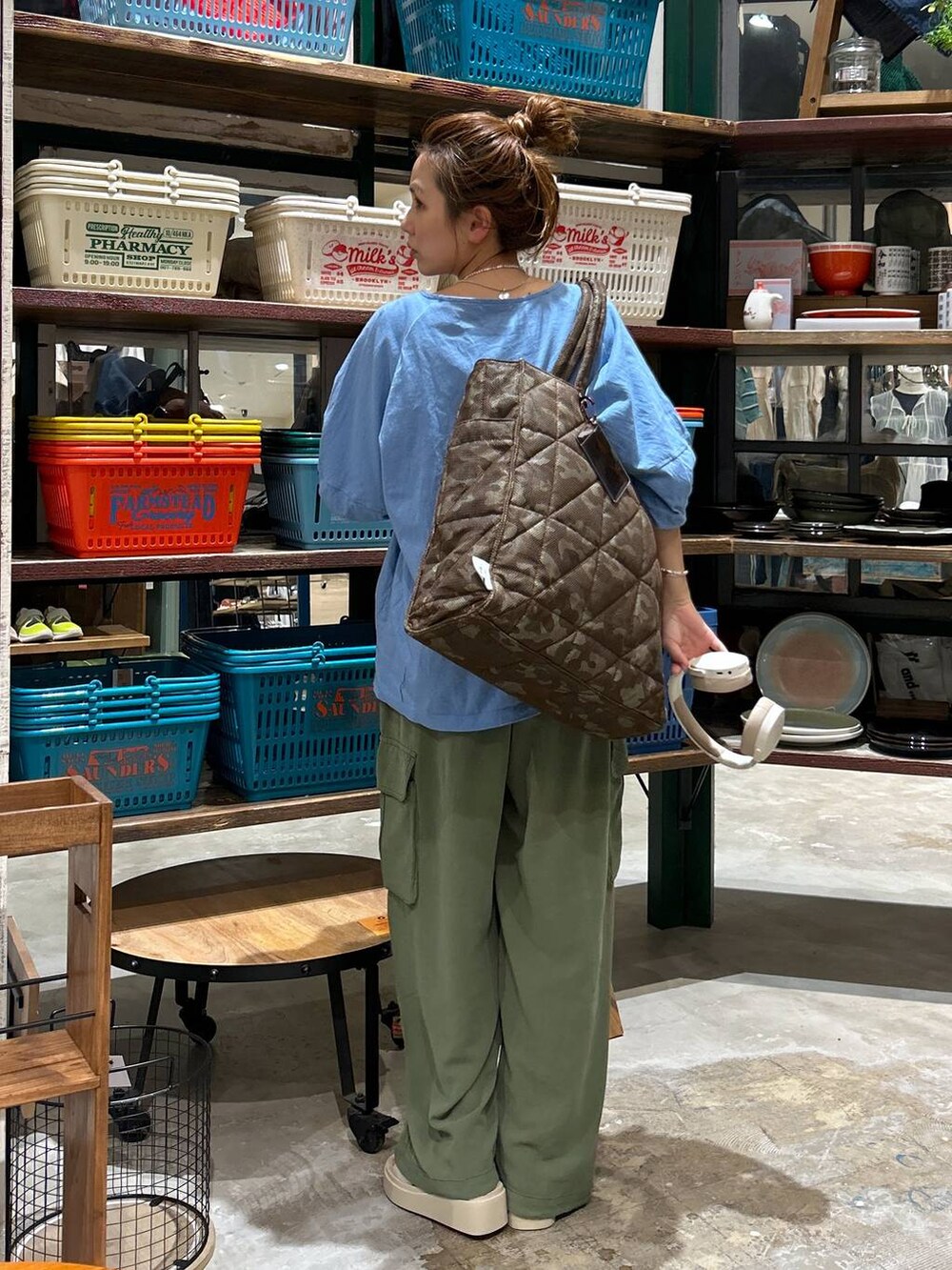 ベージュ系のサンダル、グリーン系のカーゴパンツ、ブラウン系のトートバッグを着用したレディースの夏コーディネートの3枚目の写真