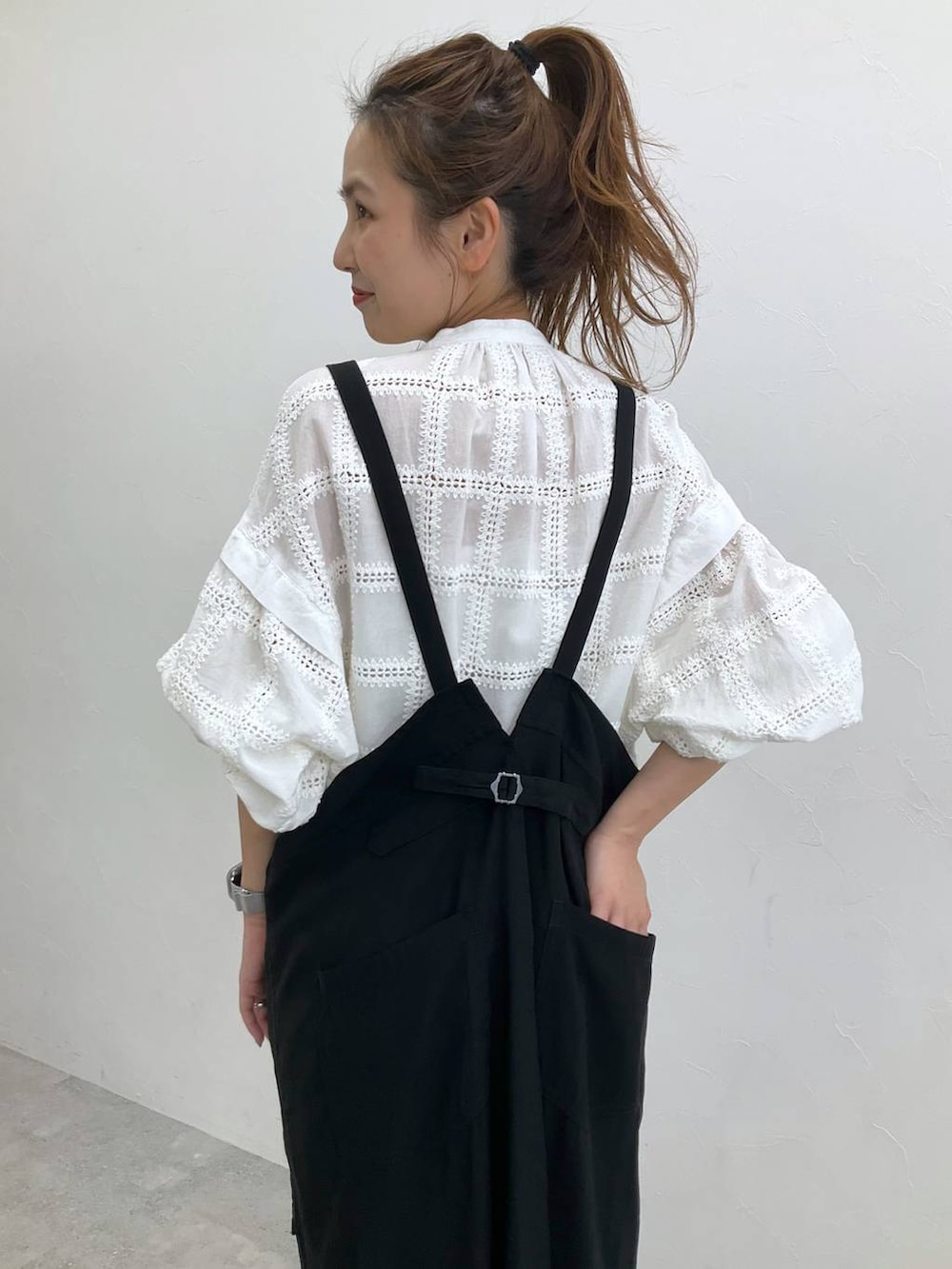 ブラック系のサンダル、ホワイト系のシャツ/ブラウスを着用したレディースの春コーディネートの5枚目の写真