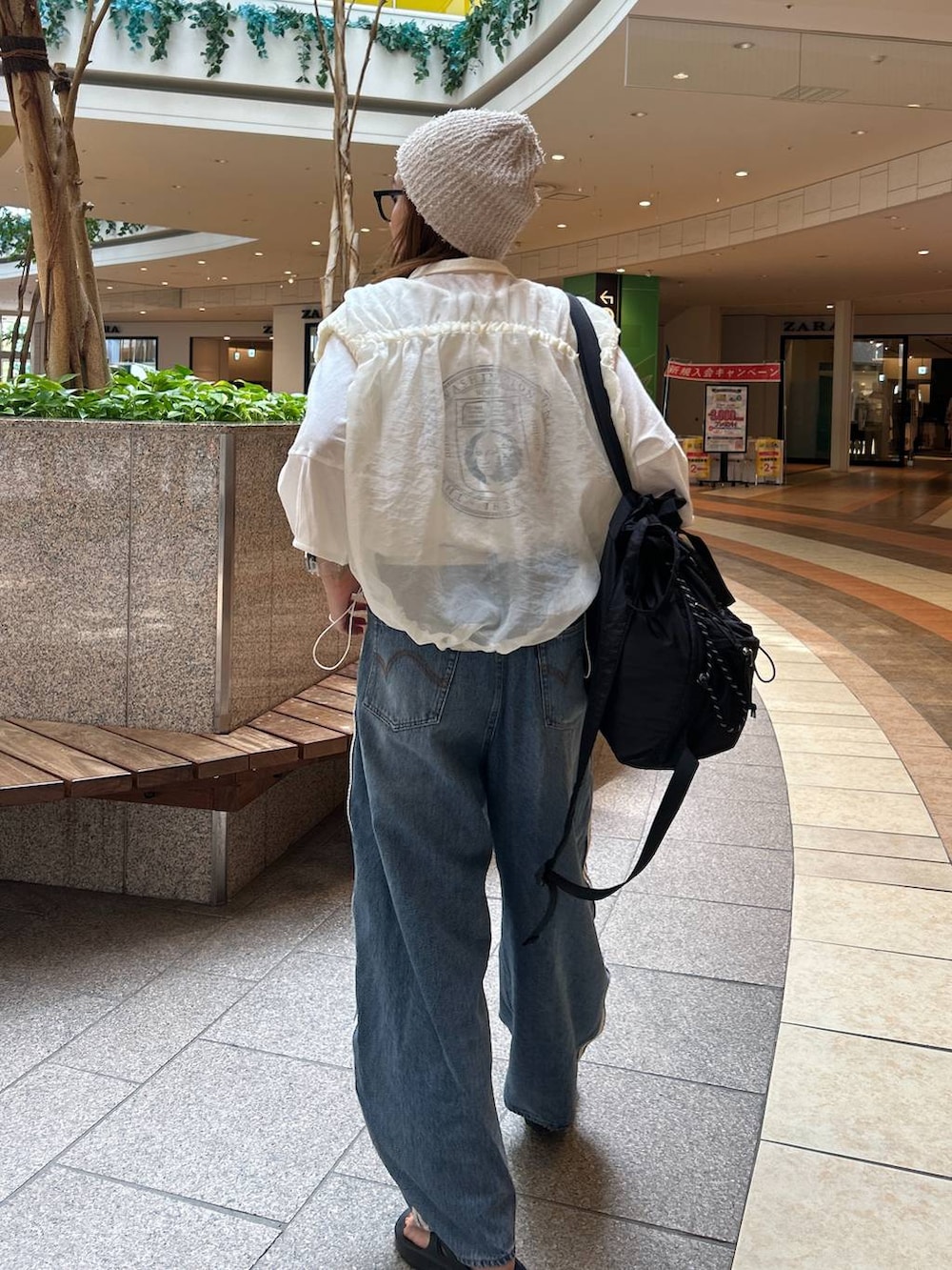 ブラック系のサンダル、ベージュ系のベスト、ベージュ系のニットキャップ/ビーニーを着用したレディースの夏コーディネートの4枚目の写真