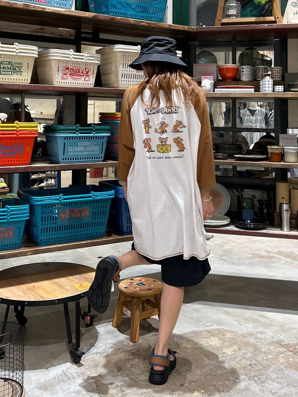 その他のサンダル、ブラック系のその他パンツ、ブラック系のハットを着用したレディースの夏コーディネートの3枚目の写真