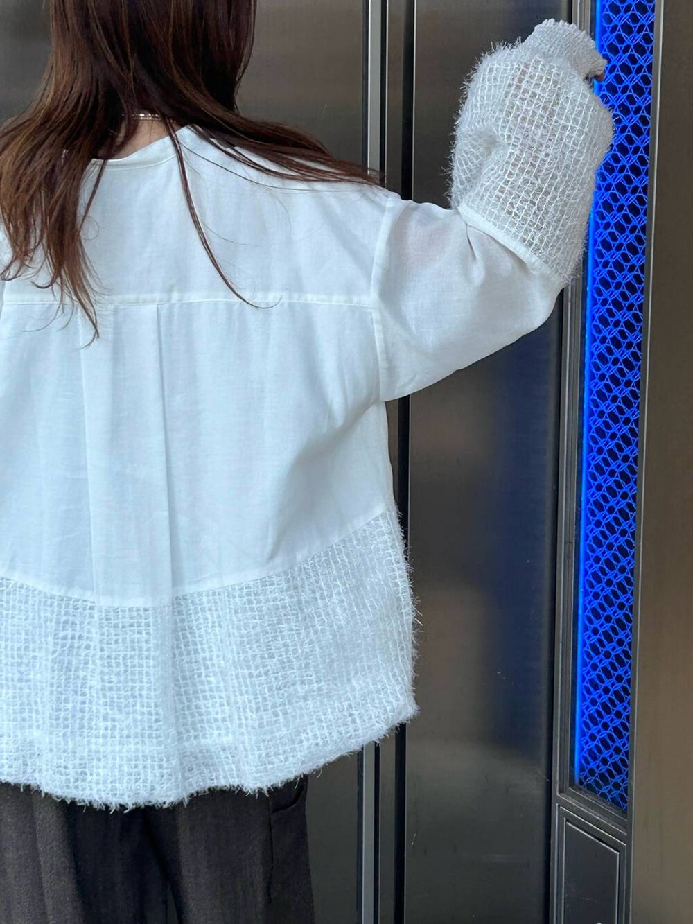 ブラック系のキャミソール、ホワイト系のシャツ/ブラウス、ブラウン系のその他パンツを着用したレディースの夏コーディネートの5枚目の写真