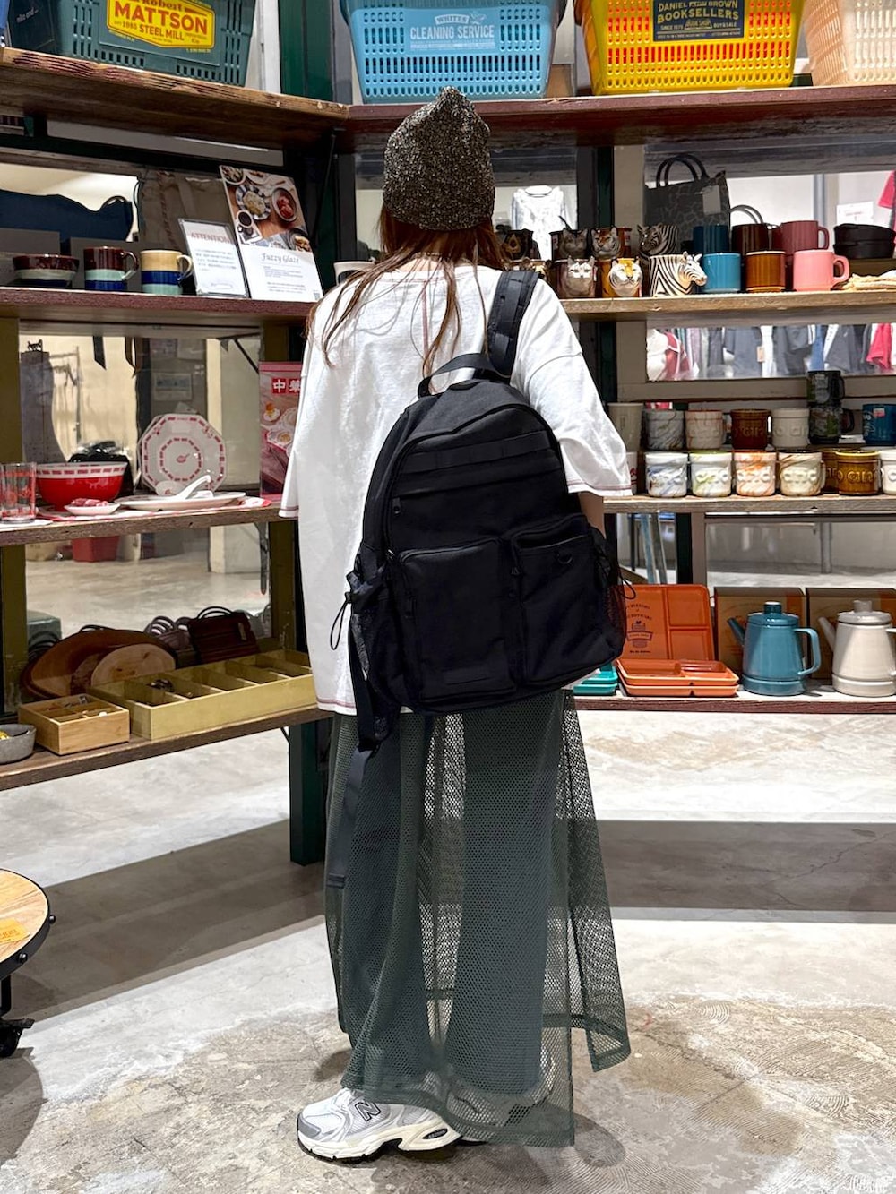 ブルー系のその他パンツ、グレー系のスニーカー、ブラック系のバックパック/リュックを着用したレディースの春コーディネートの4枚目の写真