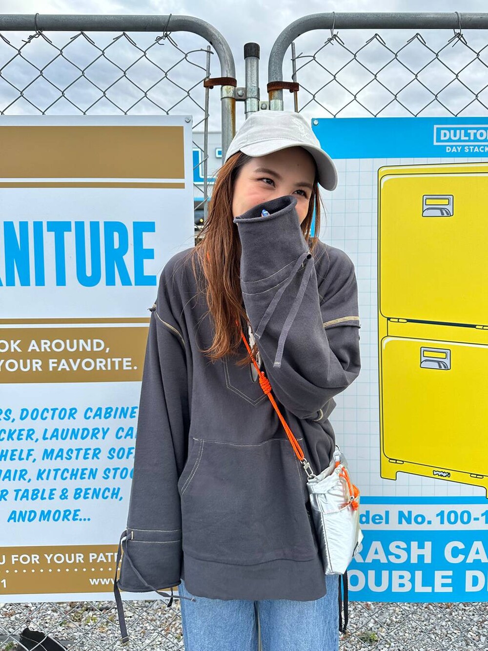 ホワイト系のTシャツ/カットソー、グレー系のショルダーバッグを着用したレディースの冬コーディネートの2枚目の写真