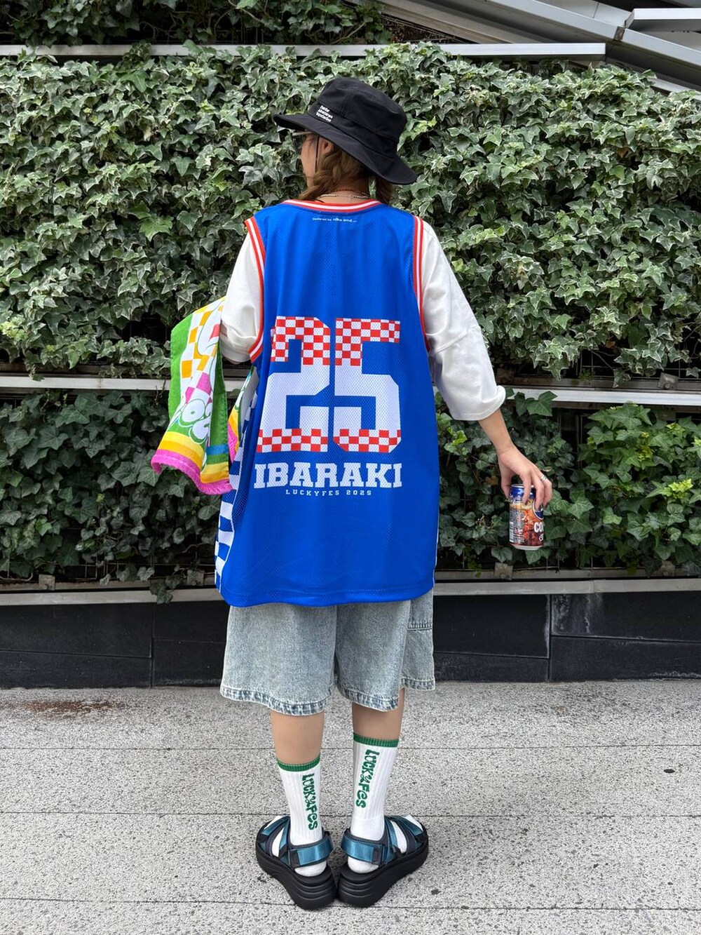 ブルー系のサンダル、ホワイト系のTシャツ/カットソー、ブルー系のデニムパンツを着用したレディースの夏コーディネートの3枚目の写真