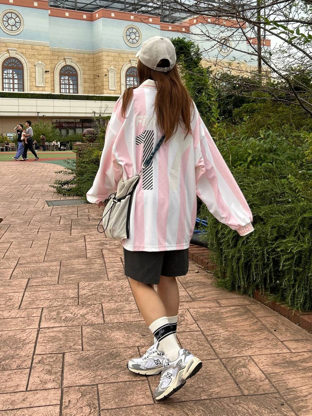 グレー系のスニーカー、グレー系のショルダーバッグ、その他のその他パンツを着用したレディースの秋コーディネートの5枚目の写真