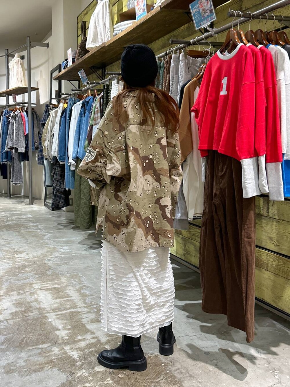 ホワイト系のタンクトップ、ブラック系のニットキャップ/ビーニーを着用したレディースの秋コーディネートの4枚目の写真