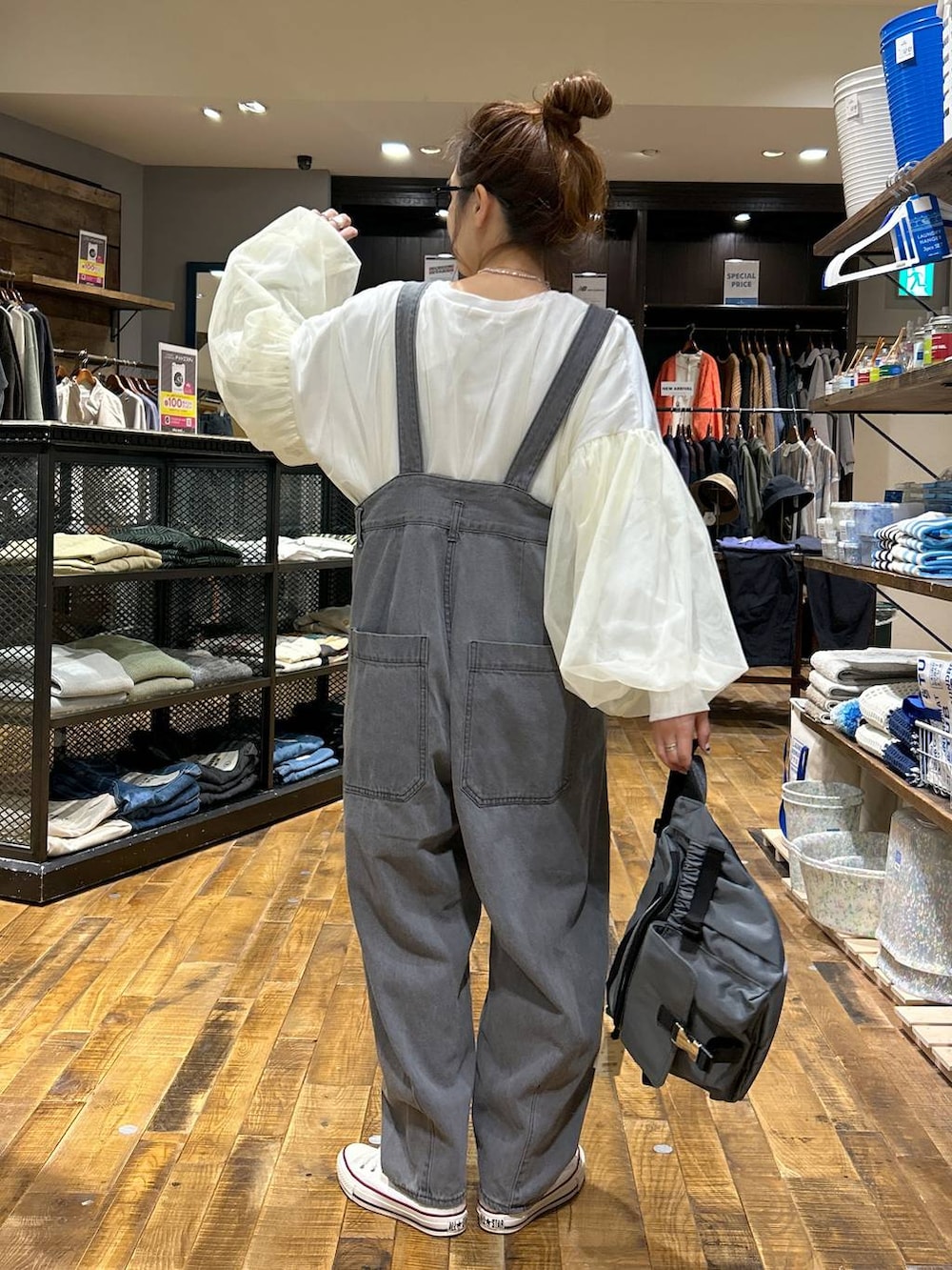 その他のその他パンツ、グレー系のボディバッグ/ウエストポーチを着用したレディースの冬コーディネートの3枚目の写真