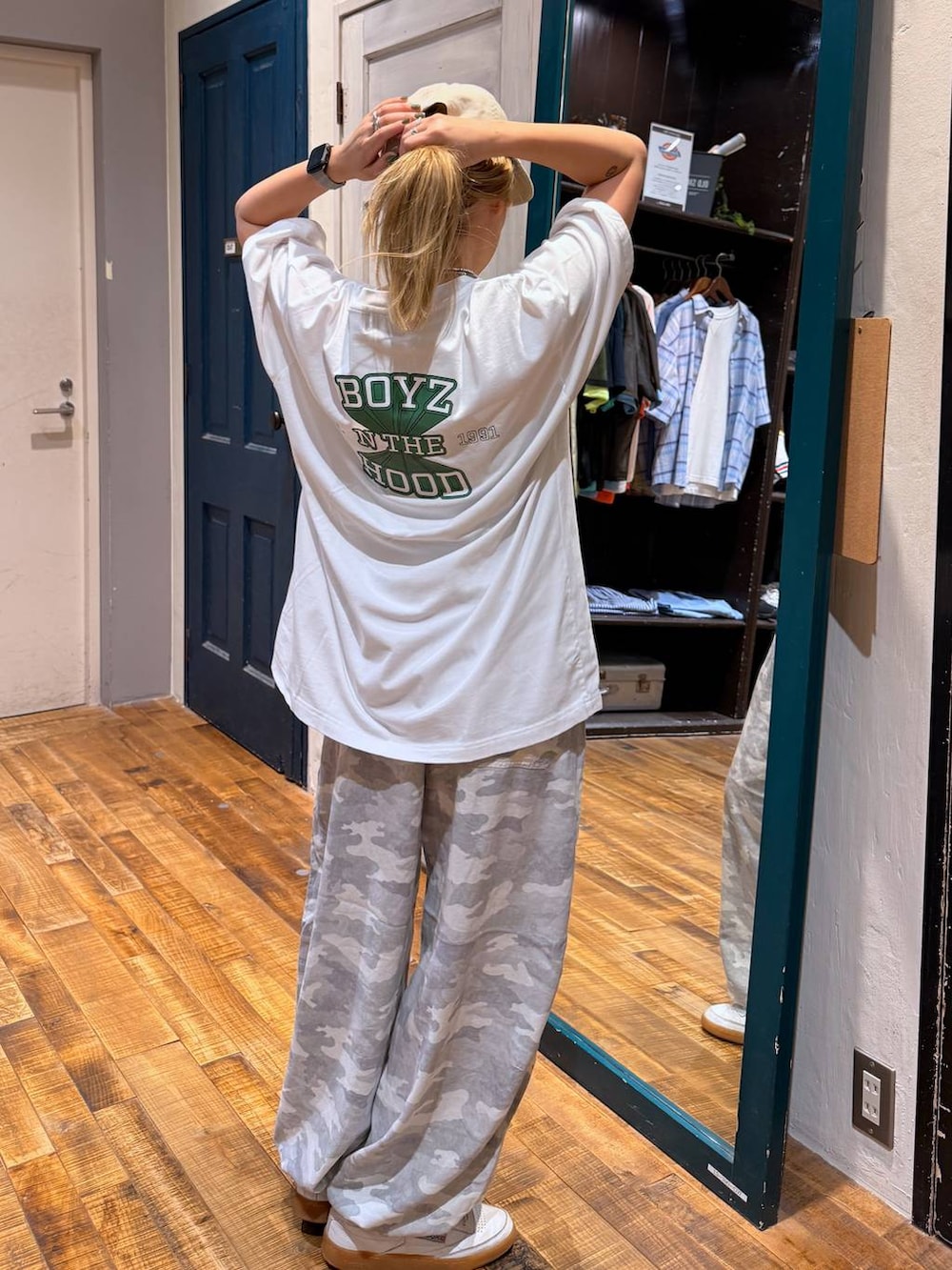 ホワイト系のTシャツ/カットソーを着用したレディースの夏コーディネートの5枚目の写真