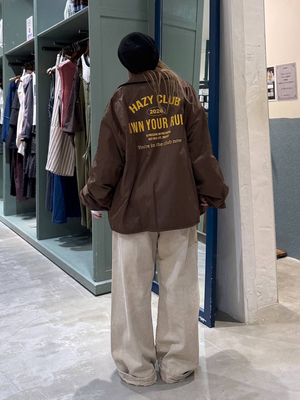 ブルー系のTシャツ/カットソー、ベージュ系のデニムパンツ、ブラック系のニットキャップ/ビーニーを着用したレディースの夏コーディネートの4枚目の写真