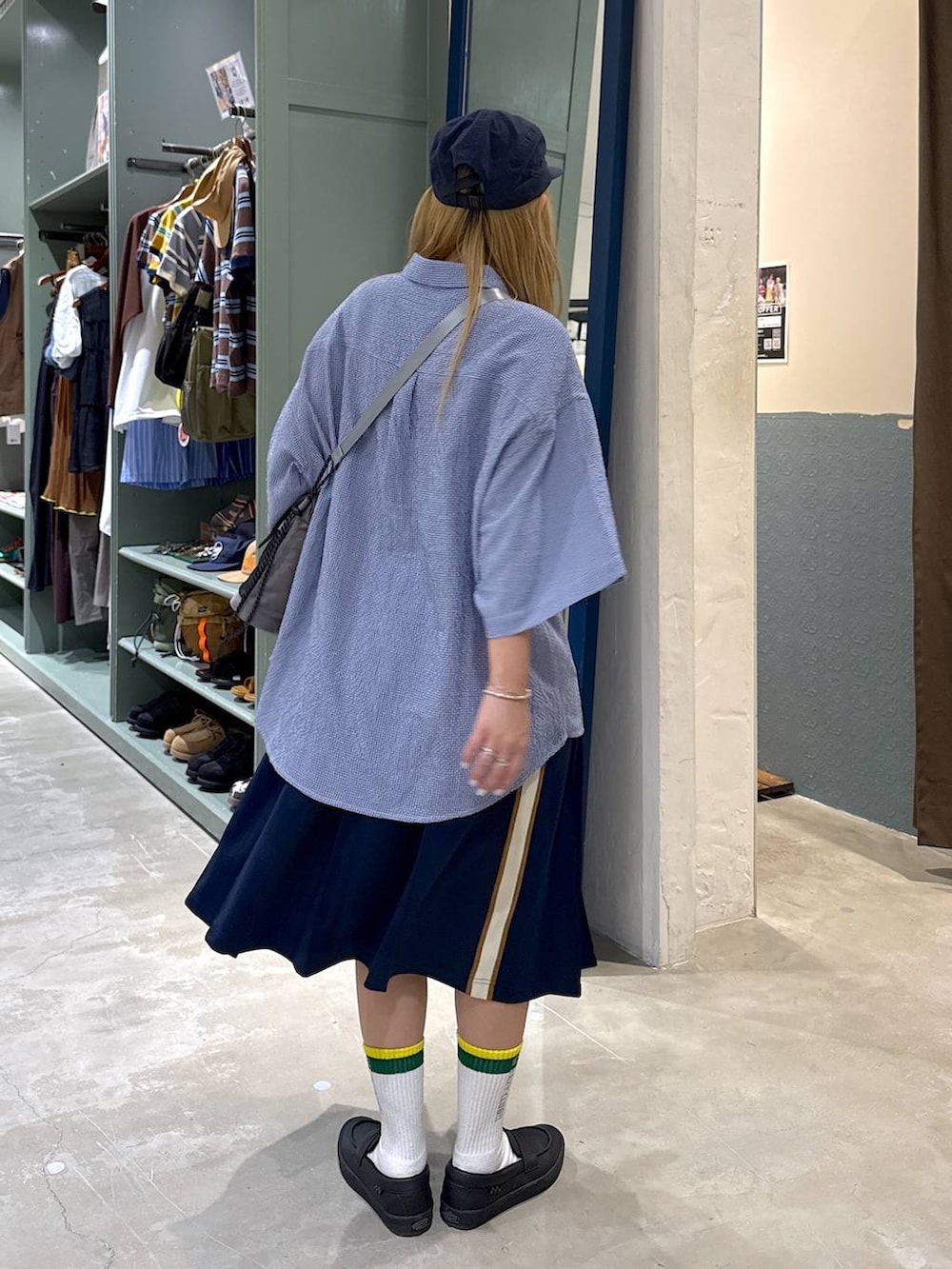 ブルー系のシャツ/ブラウスを着用したレディースの夏コーディネートの3枚目の写真