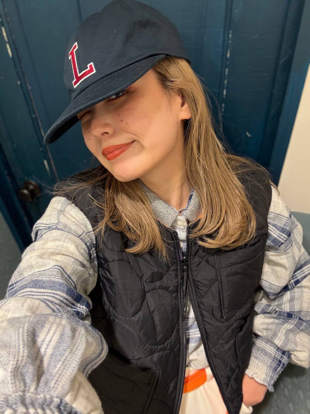 ブルー系のシャツ/ブラウス、ベージュ系のその他パンツ、ブラック系のブーツを着用したレディースの秋コーディネートの4枚目の写真