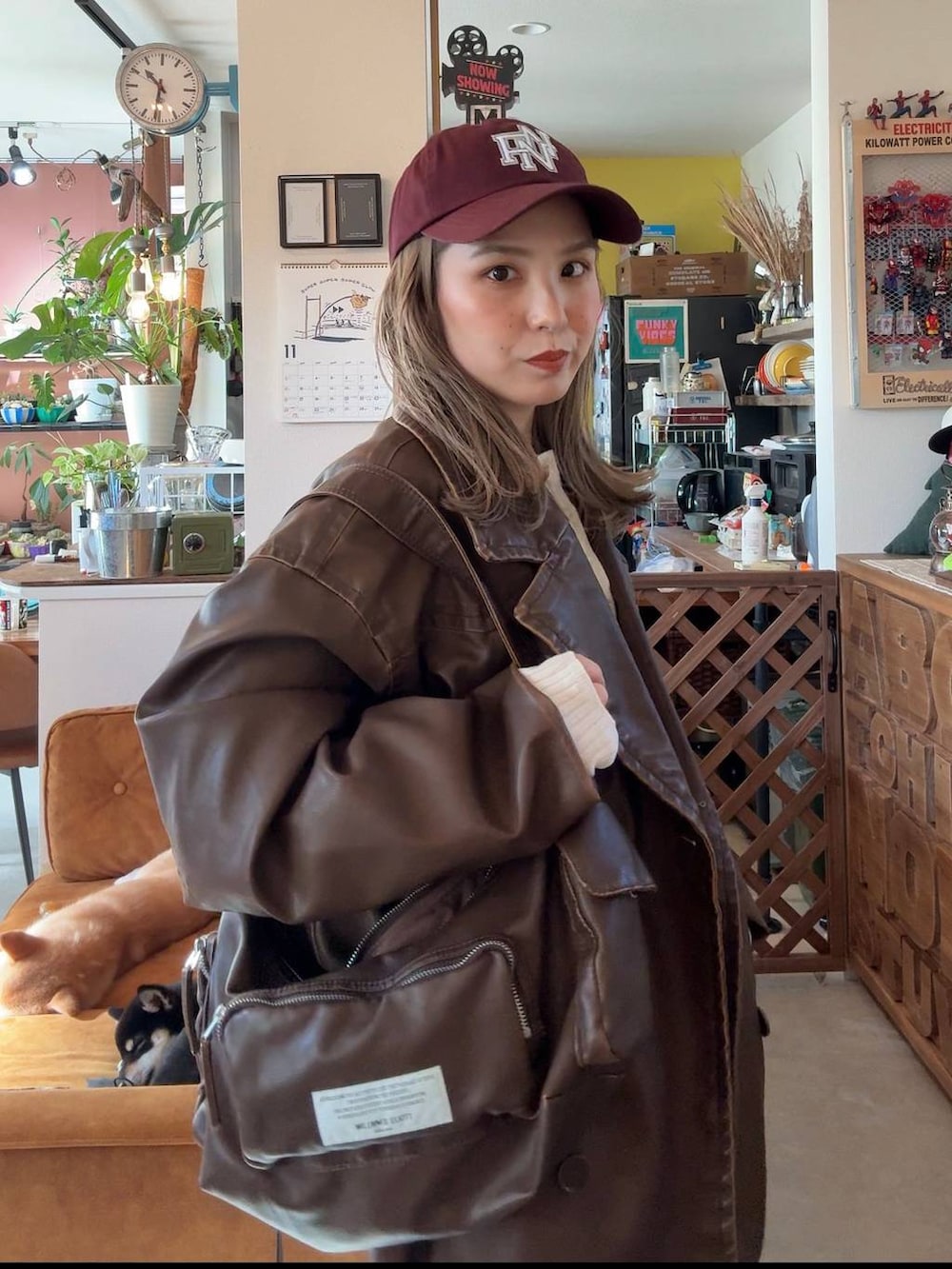 ブルー系のデニムパンツ、ブラウン系のその他アウター、ブラウン系のショルダーバッグを着用したレディースの秋コーディネートの3枚目の写真