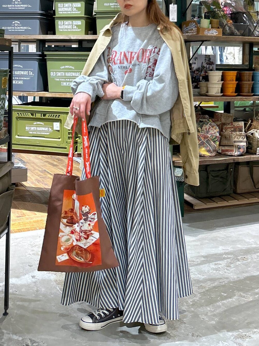 ベージュ系のブルゾン、グレー系のTシャツ/カットソー、ブルー系のスカートを着用したレディースの春コーディネートの3枚目の写真