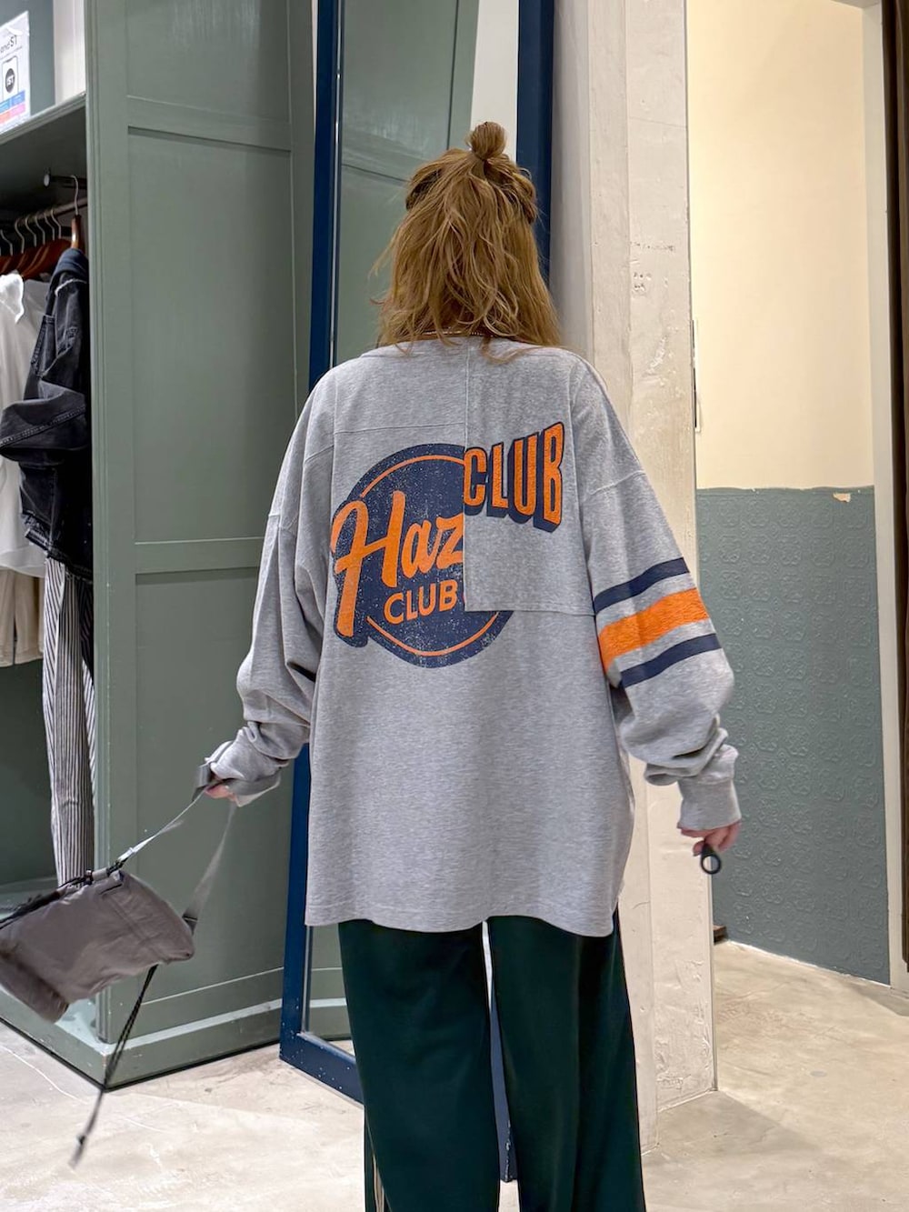 グリーン系のその他パンツを着用したレディースの春コーディネートの5枚目の写真