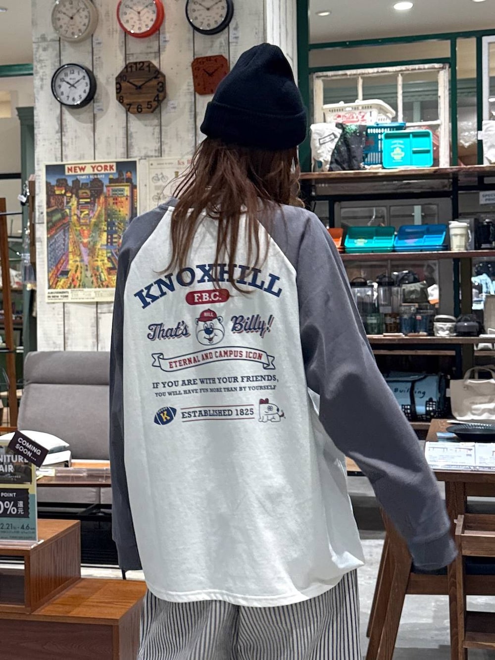 その他のTシャツ/カットソー、ブラック系のニットキャップ/ビーニーを着用したレディースの冬コーディネートの3枚目の写真