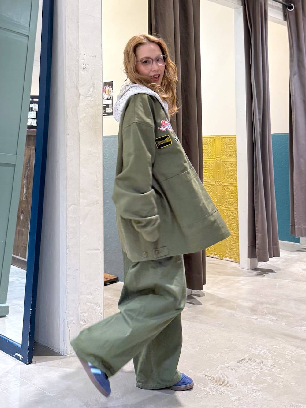 ベージュ系のパーカーを着用したレディースの冬コーディネートの3枚目の写真