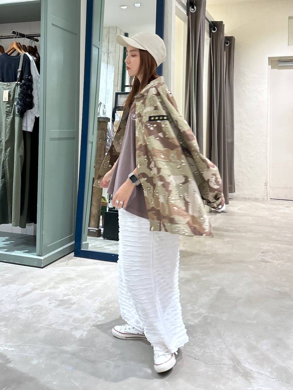 ブラウン系のTシャツ/カットソー、ベージュ系のキャップを着用したレディースの夏コーディネートの2枚目の写真