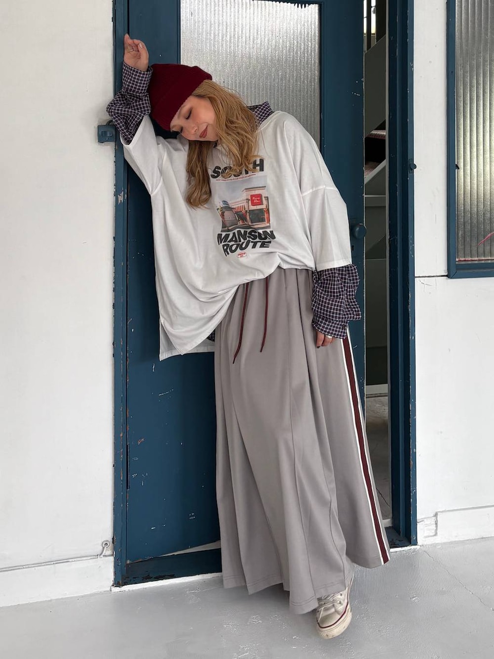 パープル系のシャツ/ブラウス、ホワイト系のTシャツ/カットソーを着用したレディースの夏コーディネートの2枚目の写真
