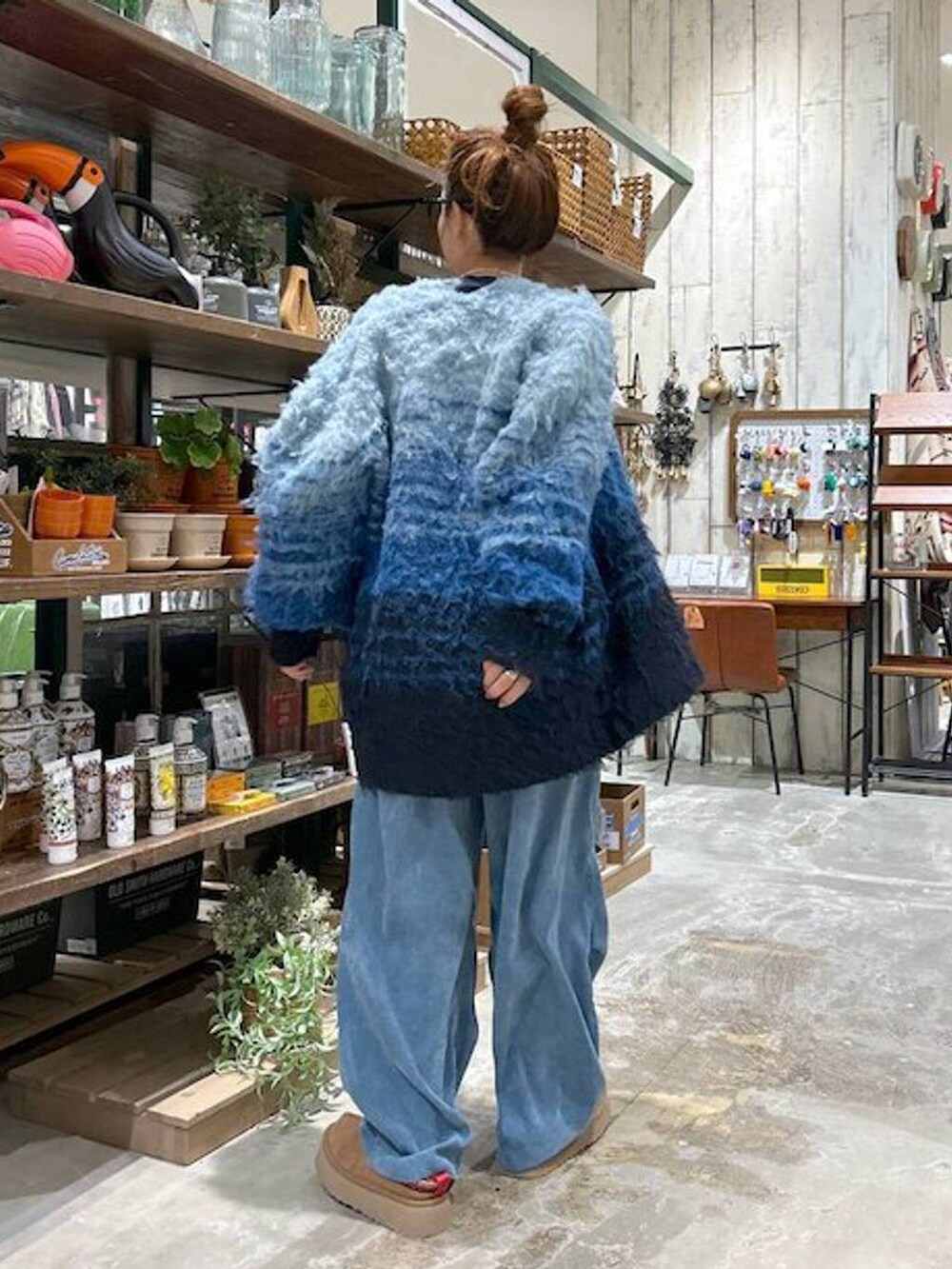 ブルー系のその他パンツ、ブルー系のその他トップス、ブルー系のカーディガン/ボレロを着用したレディースの冬コーディネートの5枚目の写真