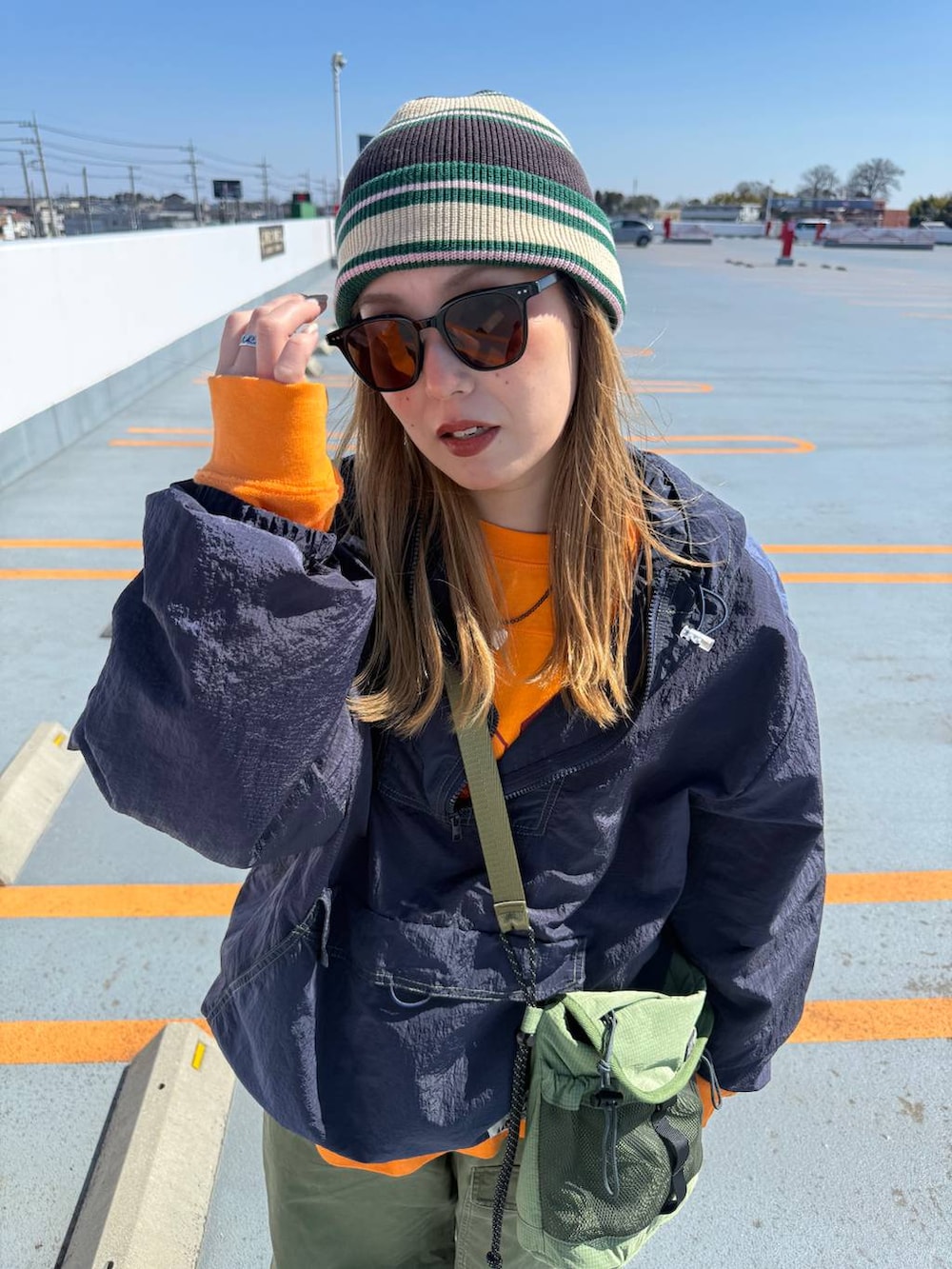 パープル系のボディバッグ/ウエストポーチ、グレー系のスウェットを着用したレディースの春コーディネートの4枚目の写真