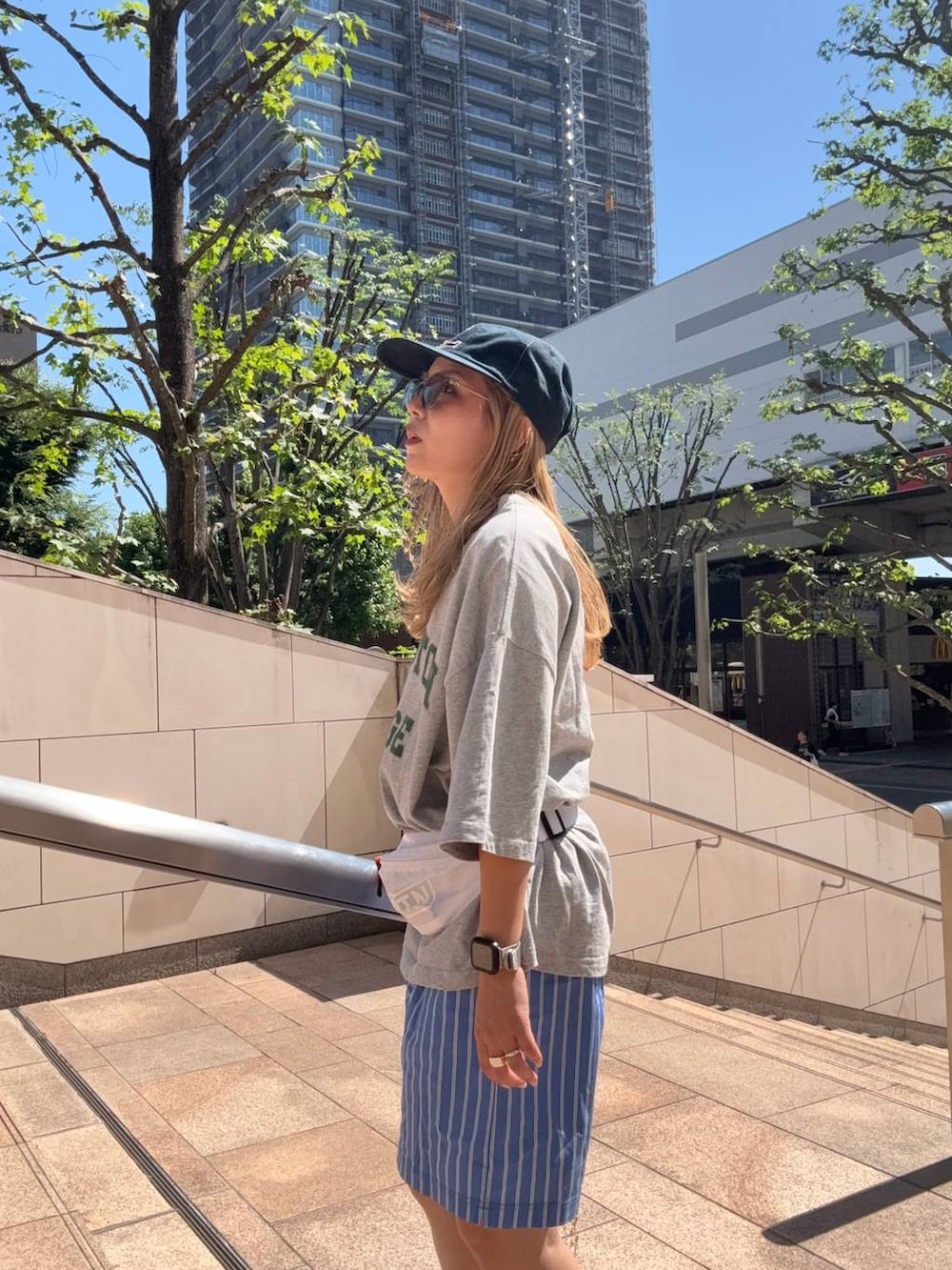 ベージュ系のモカシン/デッキシューズ、グレー系のTシャツ/カットソーを着用したレディースの夏コーディネートの4枚目の写真
