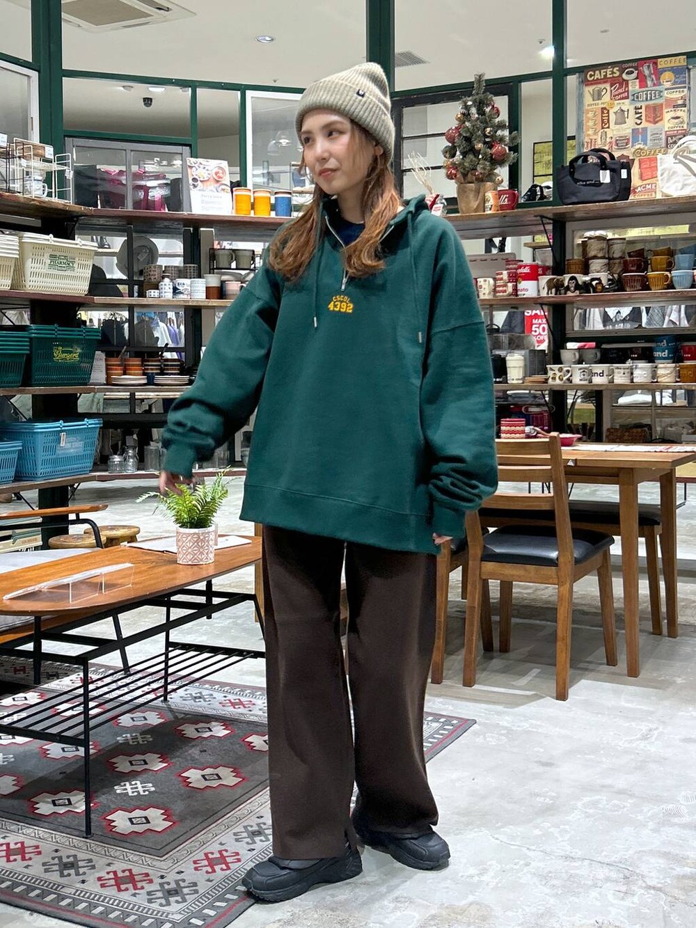 ブラウン系のその他パンツ、グリーン系のその他トップス、ブルー系のその他トップスを着用したレディースの冬コーディネートの2枚目の写真