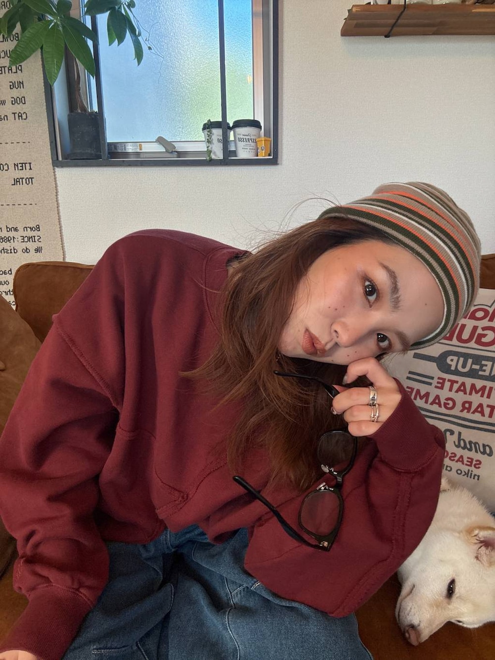 ブルー系のその他パンツ、レッド系のスウェットを着用したレディースの秋コーディネートの3枚目の写真