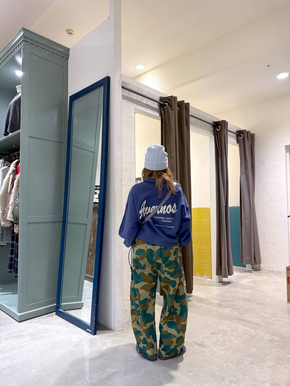 ブルー系のスウェットを着用したレディースの冬コーディネートの5枚目の写真