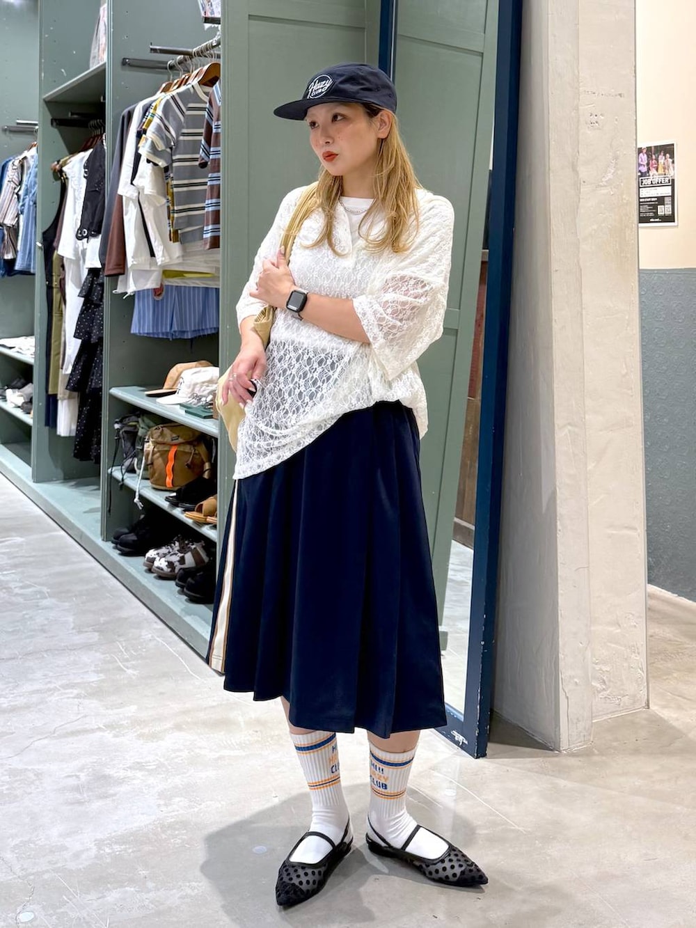 ベージュ系のトートバッグ、ホワイト系のTシャツ/カットソー、ホワイト系のTシャツ/カットソーを着用したレディースの夏コーディネートの2枚目の写真