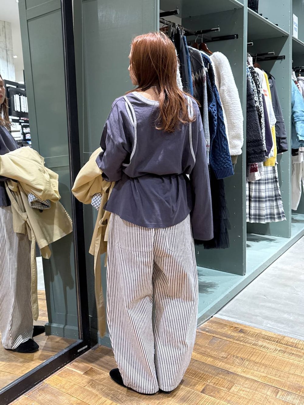 ブラック系のパンプス、ベージュ系のトレンチコートを着用したレディースの春コーディネートの3枚目の写真